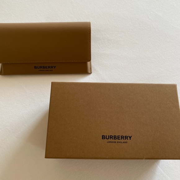 Burberry Sunglasses - Picture 8 of 8